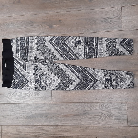 Abercrombie & Fitch black & white print leggings, size large - Picture 2 of 10